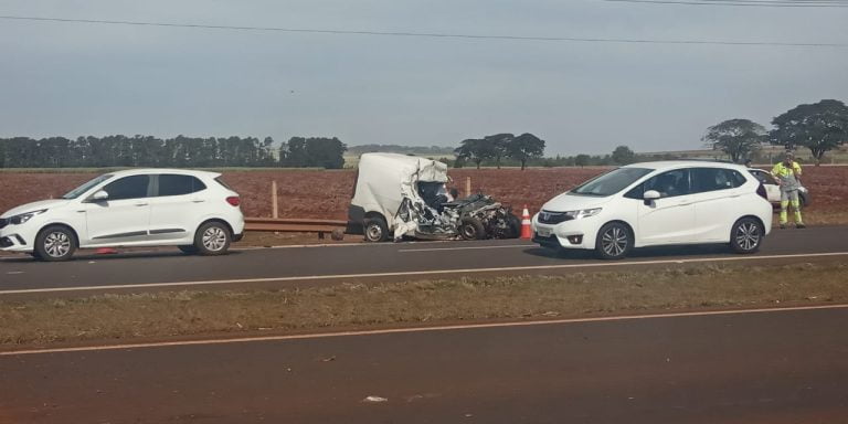 Acidente entre carro e ônibus deixa um morto e sete feridos em Barrinha