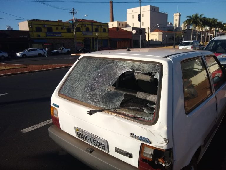 Batida entre carro e moto mobiliza Corpo de Bombeiros em Ribeirão Preto