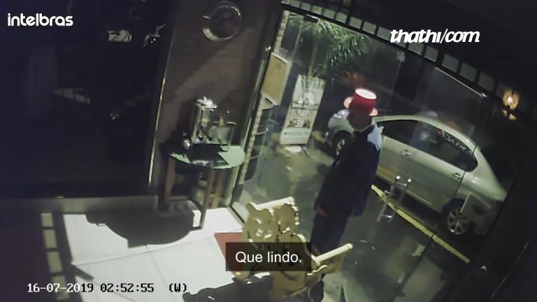 Câmera flagra ladrão de cartola invadindo barbearia do Centro de Ribeirão