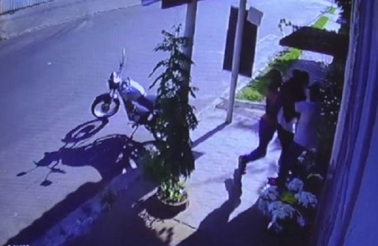 Empresário é agredido durante assalto a floricultura da zona Leste