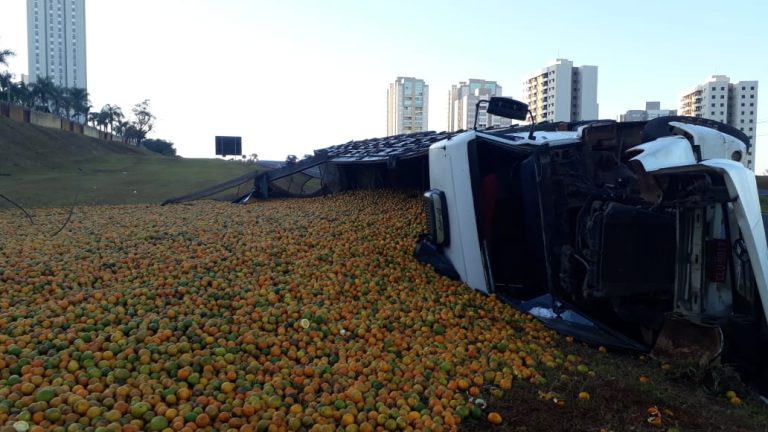 Laranjas de caminhão tombado continuam espalhadas em ponto do Anel Viário Sul de Ribeirão