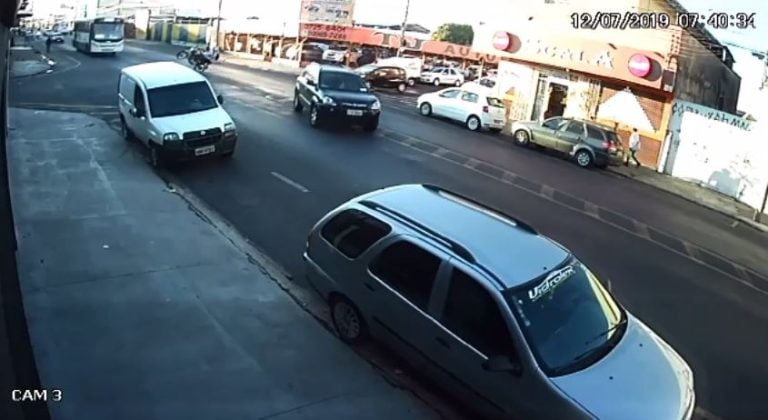 Mãe  morre atropelada após cair da garupa de moto pilotada pelo filho