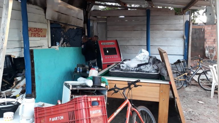 Moradores de comunidade atingida por incêndio contabilizam prejuízos, nesta quinta-feira (18)