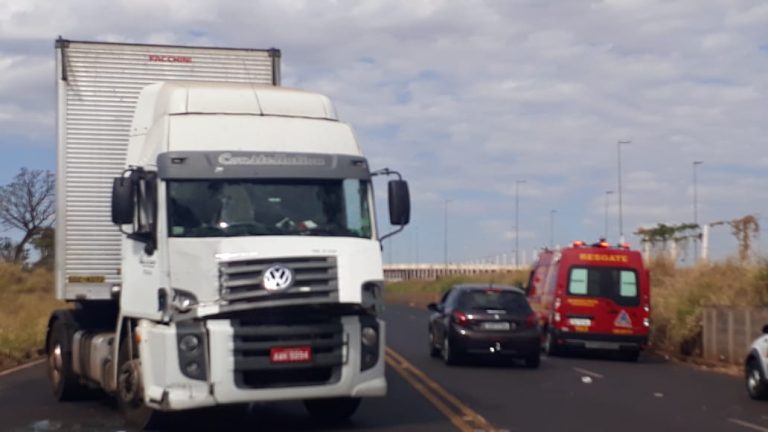 Motorista passa mal e caminhões se colidem próximo à Henry Nestlé