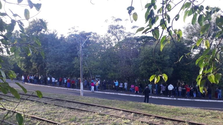 Primeiro dia de inscrições no Centro de Qualificação Profissional atrai centenas de pessoas