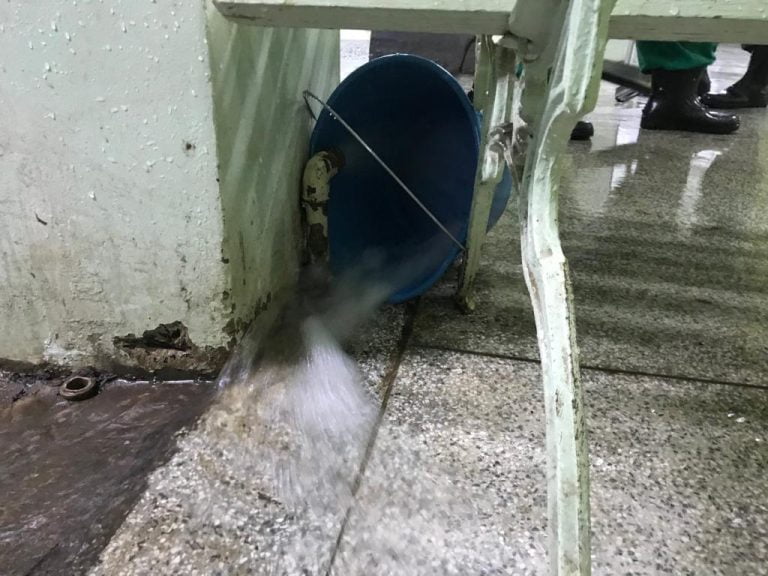 Sala da UBDS Central acaba alagada após paciente chutar registro de água