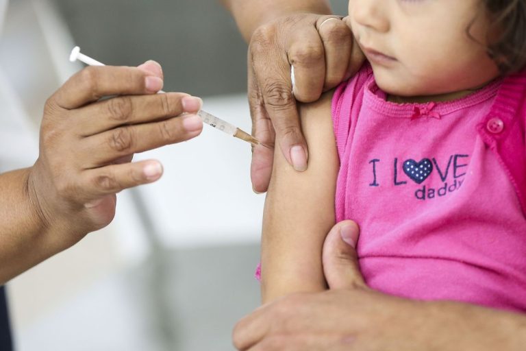 Ameaçada de surto, Ribeirão realiza campanha de vacinação de bebês contra sarampo