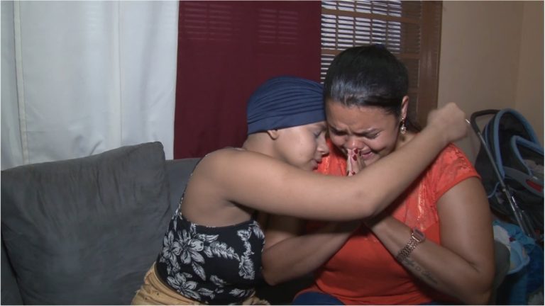 Adolescente que teve perna amputada na luta contra o câncer consegue doação de prótese