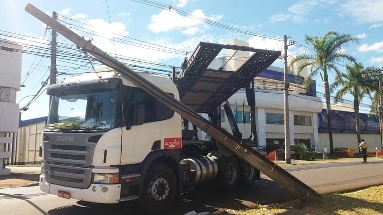 Carreta derruba poste na marginal da Castelo Branco