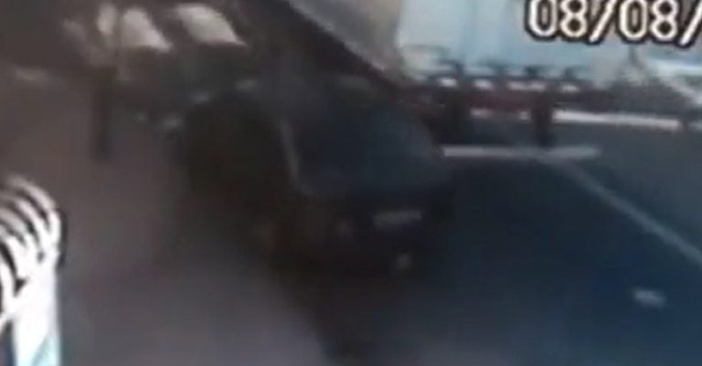 Carro é arrastado por caminhão na zona Norte; veja vídeo