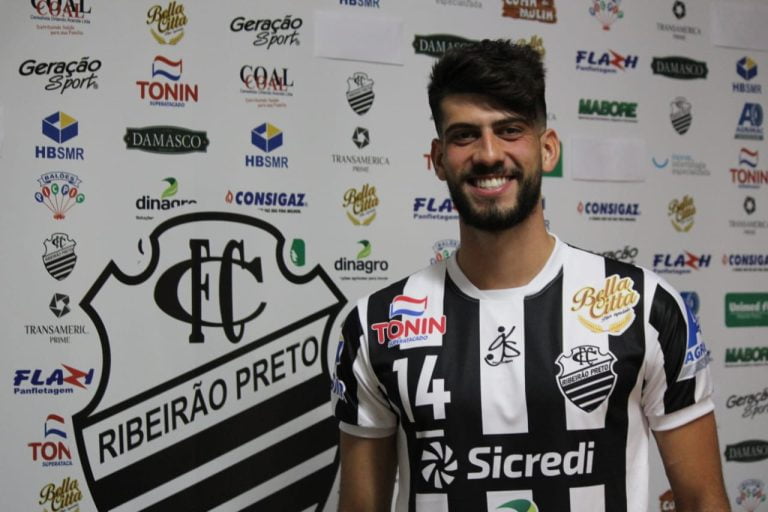 Com bagagem do futebol europeu, Comercial apresenta novo atacante