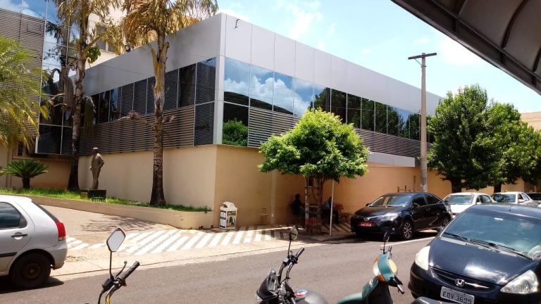 Funcionário tem couro cabeludo arrancado com um golpe por um idoso