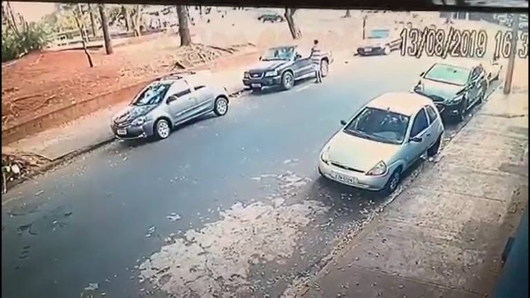 Homem furta caminhonete em menos de um minuto no Jardim Paulistano; veja o vídeo