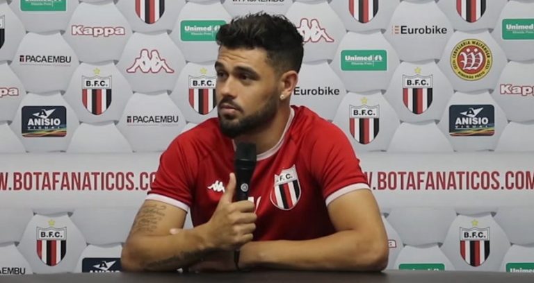 Lucas Mendes diz que Hemerson Maria foca mais na parte tática do que Roberto Cavalo