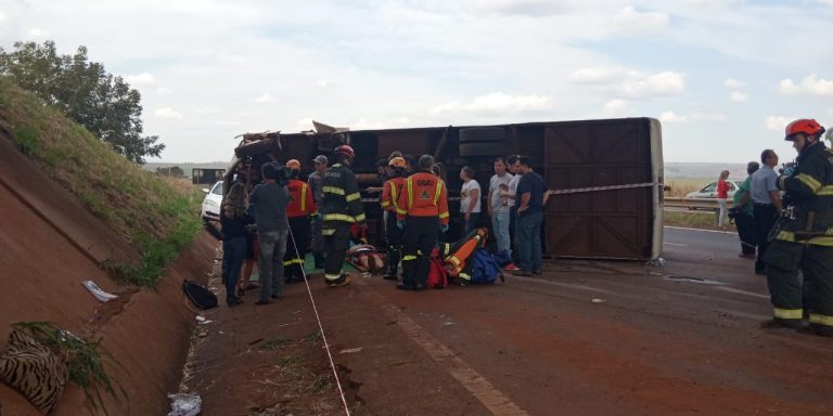 Micro-ônibus tomba na estrada de Serrana