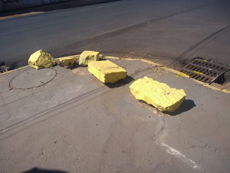 Pedras na calçada atrapalham pedestres na Vila Tibério