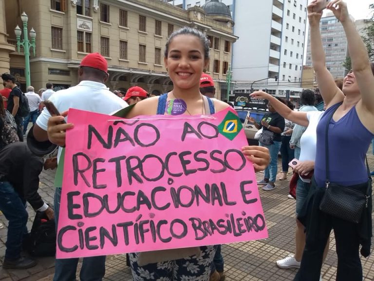 Apeoesp realiza ato em defesa da educação em Ribeirão
