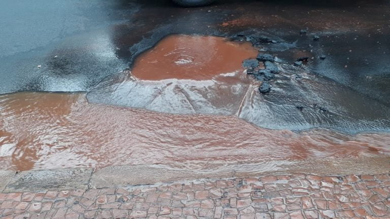 Rua da Vila Tibério tem vazamento de água limpa após ser recapeada