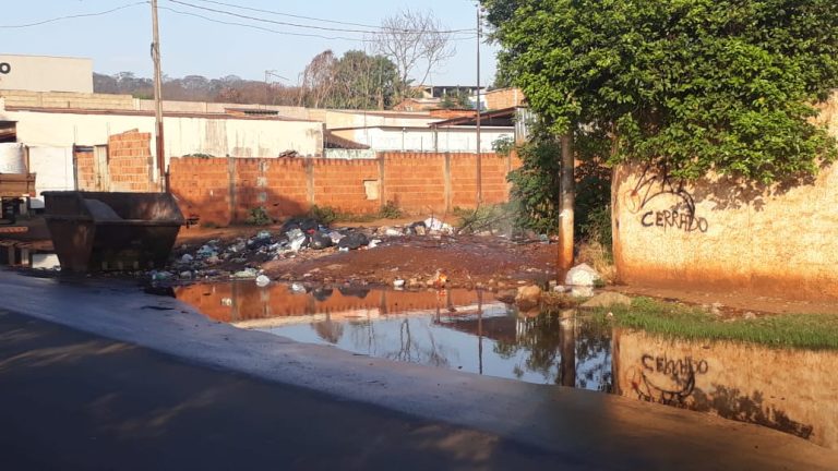 Vazamento e sujeira no bairro Jóquei Clube incomodam moradores
