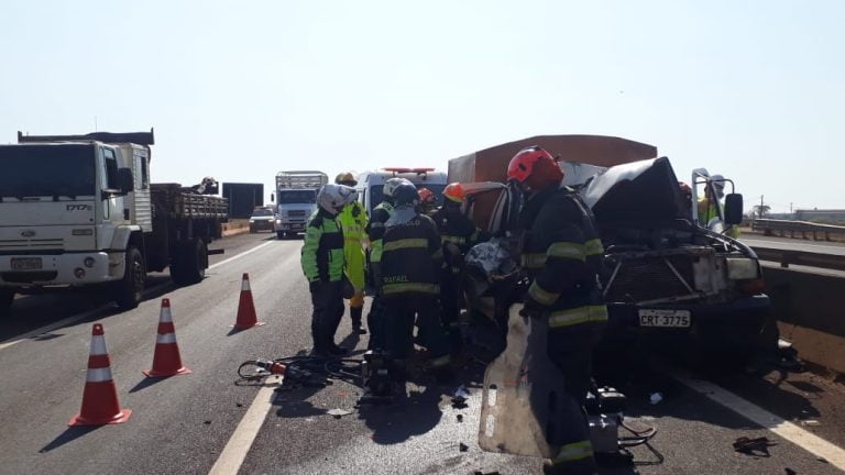 Acidente entre caminhões deixa um adolescente preso às ferragens