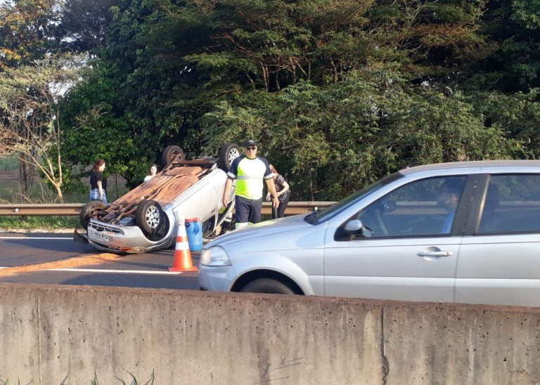 Mulher perde o controle e capota carro na Cândido Portinari; confira imagens