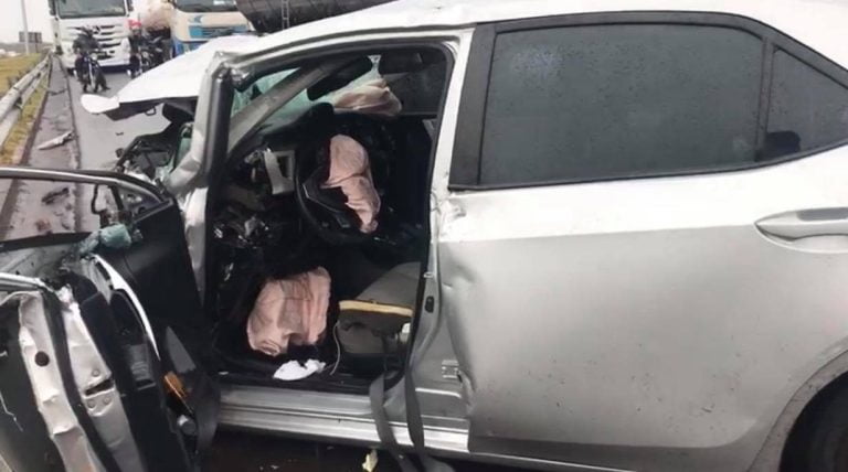 Pai e filho ficam feridos após colisão entre carro e caminhão em Ribeirão Preto, SP