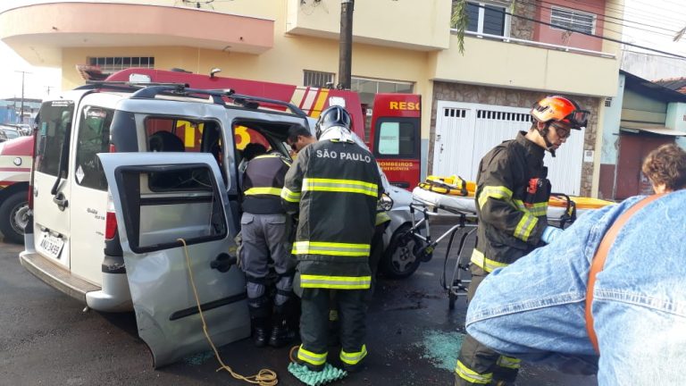 Carro com três idosas capota nos Campos Elíseos