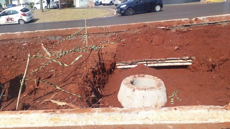 Motociclista cai em buraco de obra da prefeitura