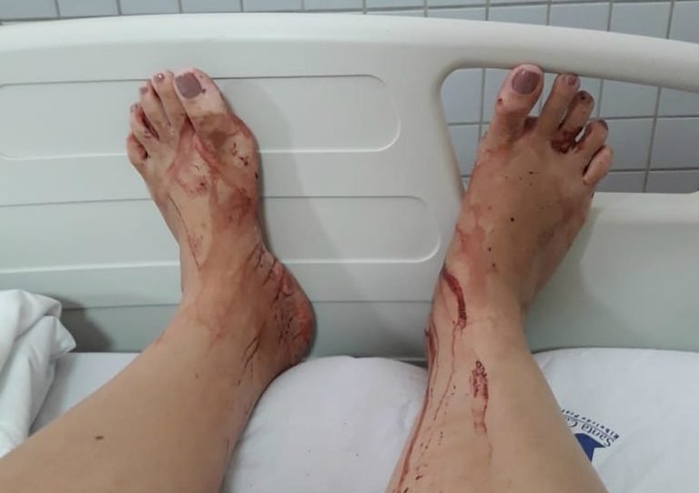 Mulher tem filha no banheiro de hospital e acusa Santa Casa de negligência em Ribeirão