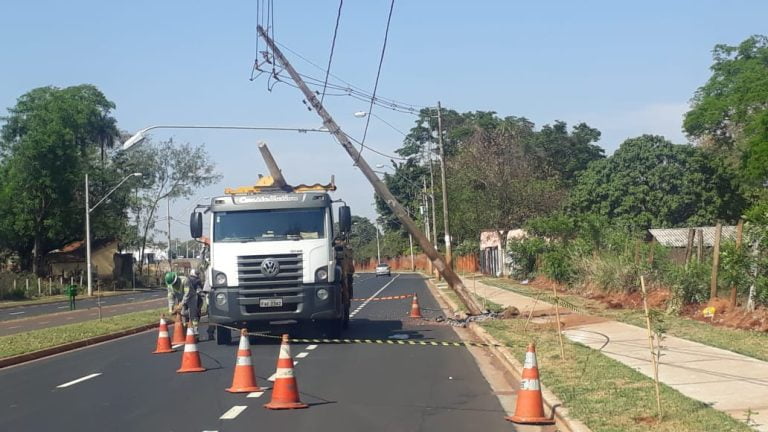 Vídeo | Motorista derruba poste na avenida Antonia Mugnatto Marincek