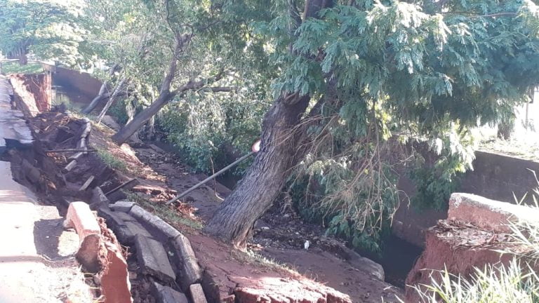 Barranco cai e interdita duas faixas da Francisco Junqueira