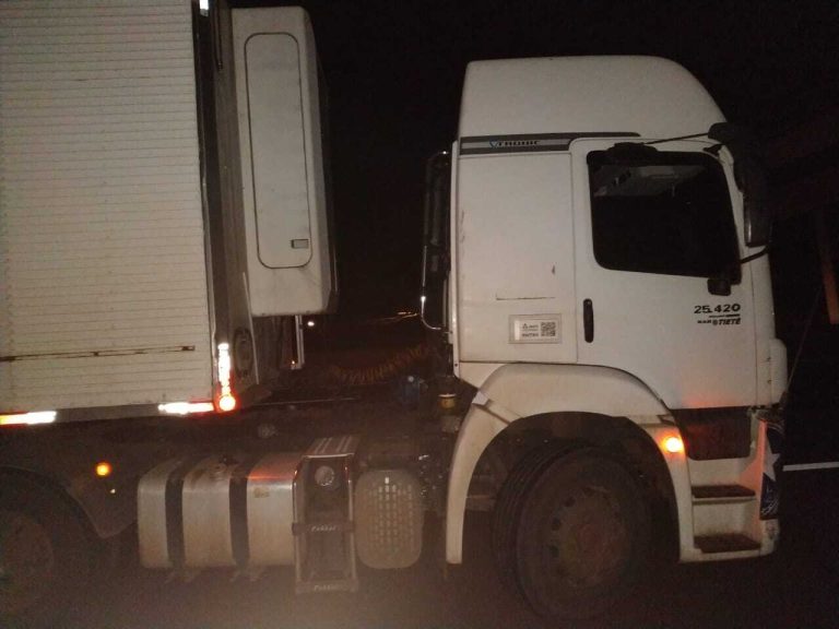 Motorista morre depois de ser atropelado pelo próprio caminhão