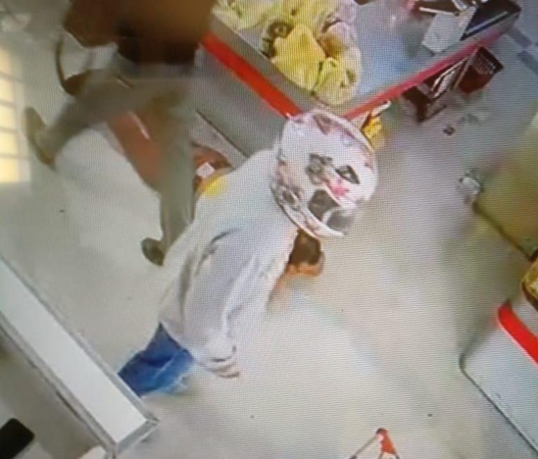 Desumano | Vídeo mostra agressão a gerente de supermercado durante assalto