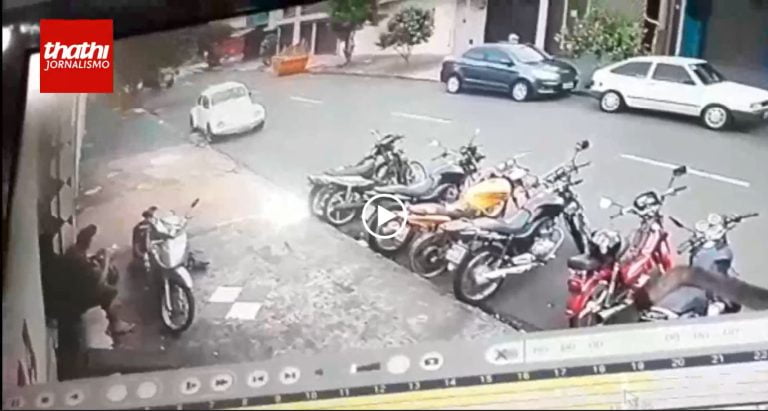 Vídeo incrível |Motorista perde o controle e faz “strike” em oito motos no Ipiranga