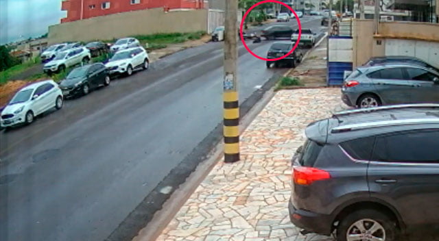 Vídeo | Motociclista é arremessado ao colidir com carro na zona Sul