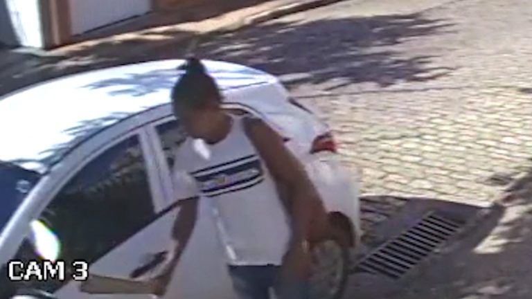 Vídeo | Mulher destrói carros com pedaço de pau ao andar na rua e causa revolta nas redes sociais