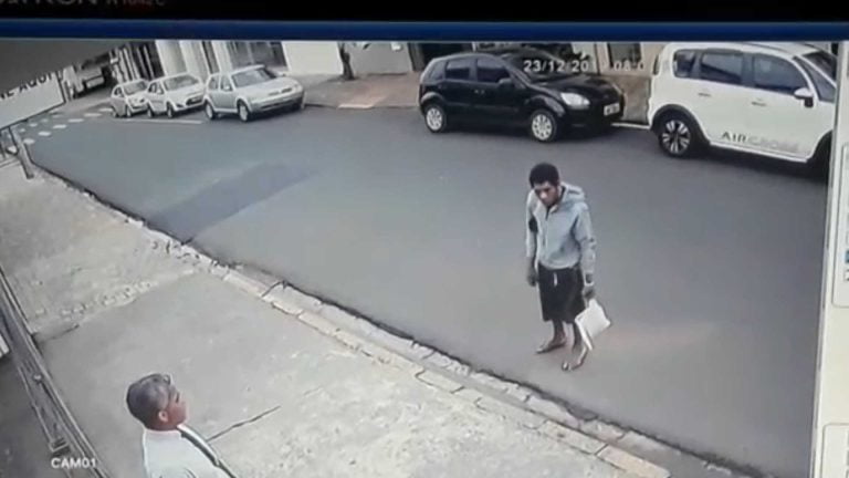 Vídeo | Homem entra em estacionamento na Vila Tibério, pede água e rouba telefone