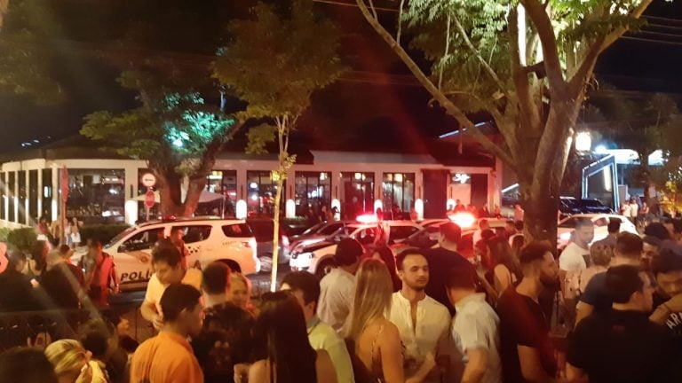 Homem tenta invadir bar com carro na zona Sul de Ribeirão Preto