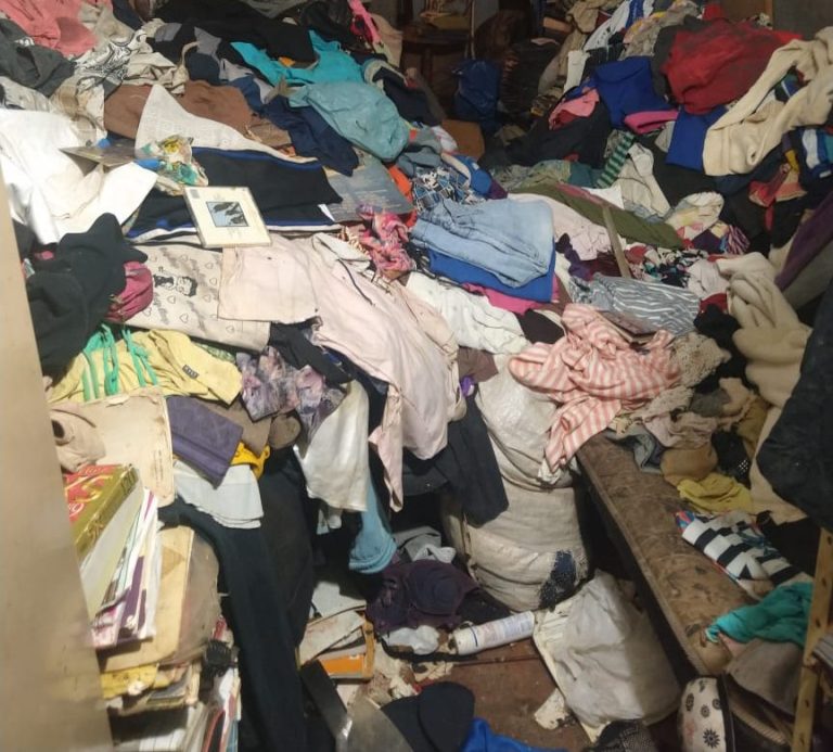 Lixo retirado de casa de acumuladora chega a dez caminhões