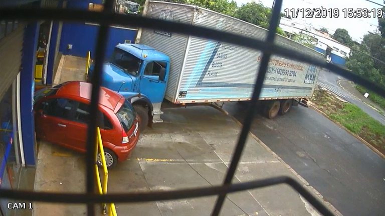 Vídeo | Caminhão desgovernado atinge carro na porta de supermercado na zona Oeste