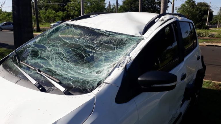 Carro capota após colisão em avenida da zona Leste de Ribeirão