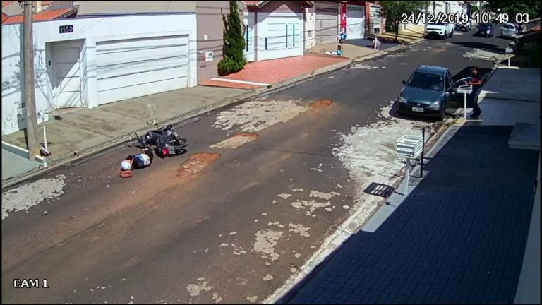 Motociclista fica em estado grave após desviar de um buraco em Franca