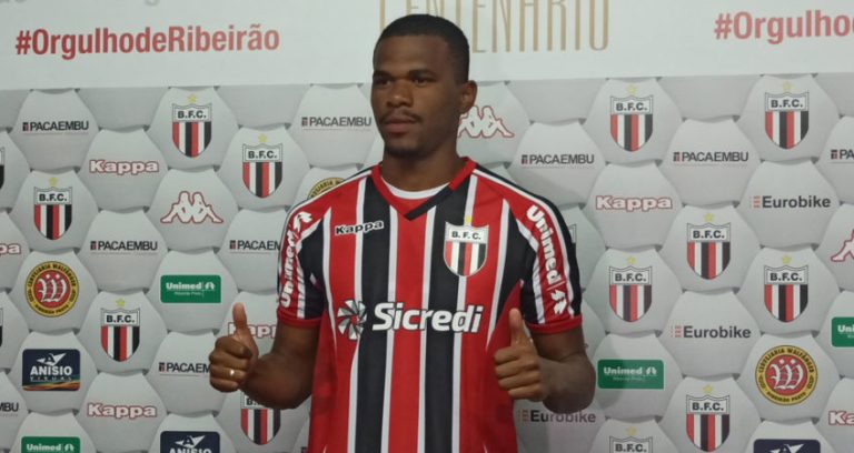 Estou realizando o sonho do meu avô, diz atacante do Botafogo em apresentação