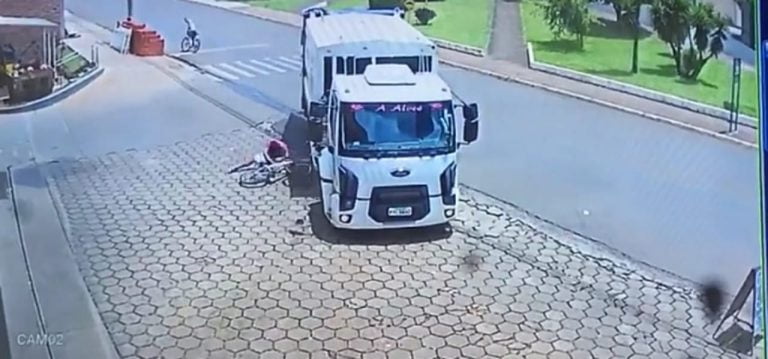 Vídeo|Ciclista é atropelado por caminhão de lixo