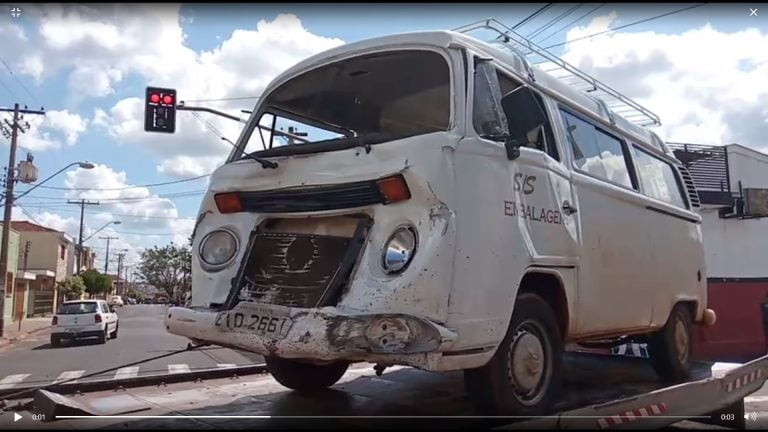Kombi e caminhonete colidem e carros quase invadem imóvel na Vila Tibério