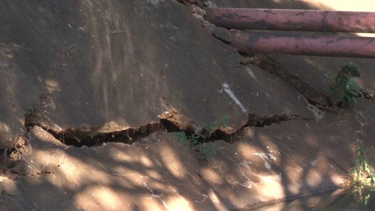 Após denúncias do Grupo Thathi, prefeitura inicia recuperação de parede do córrego Retiro Saudoso  