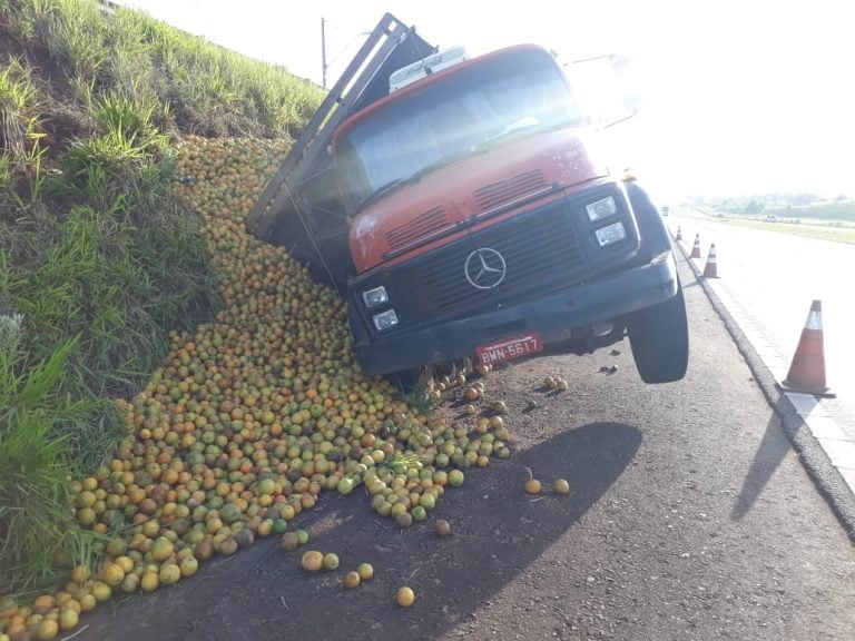 Caminhão carregado com 14 mil quilos de laranjas tomba na rodovia Abrão Assed
