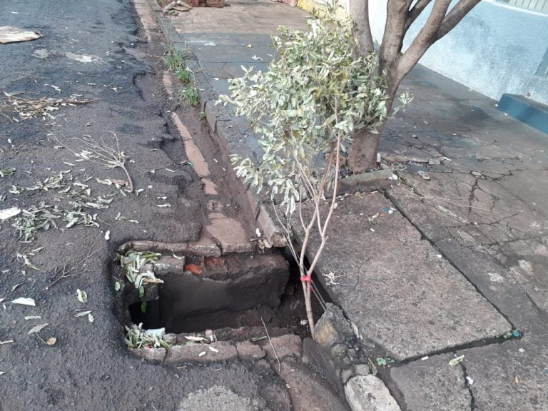 Ladrões furtam tampas de bueiro no bairro Ipiranga