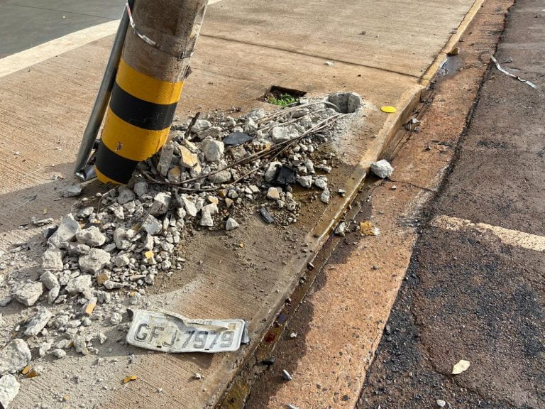 Motorista desvia de cone e colide com poste na zona Leste de Ribeirão Preto