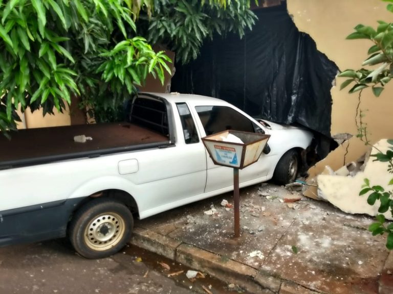 Homem desabilitado invade casa com veículo em Bonfim Paulista